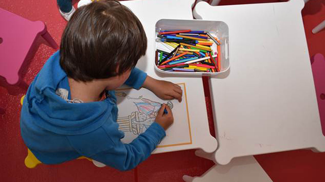 Niño participando en el espacio "Pequeños Corazones"